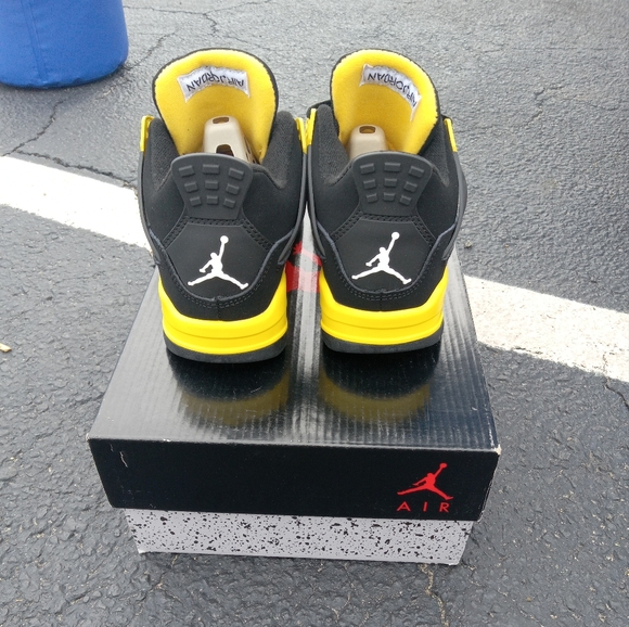 Air Jordan 4 Retro, Thunder - Picture 2 of 5